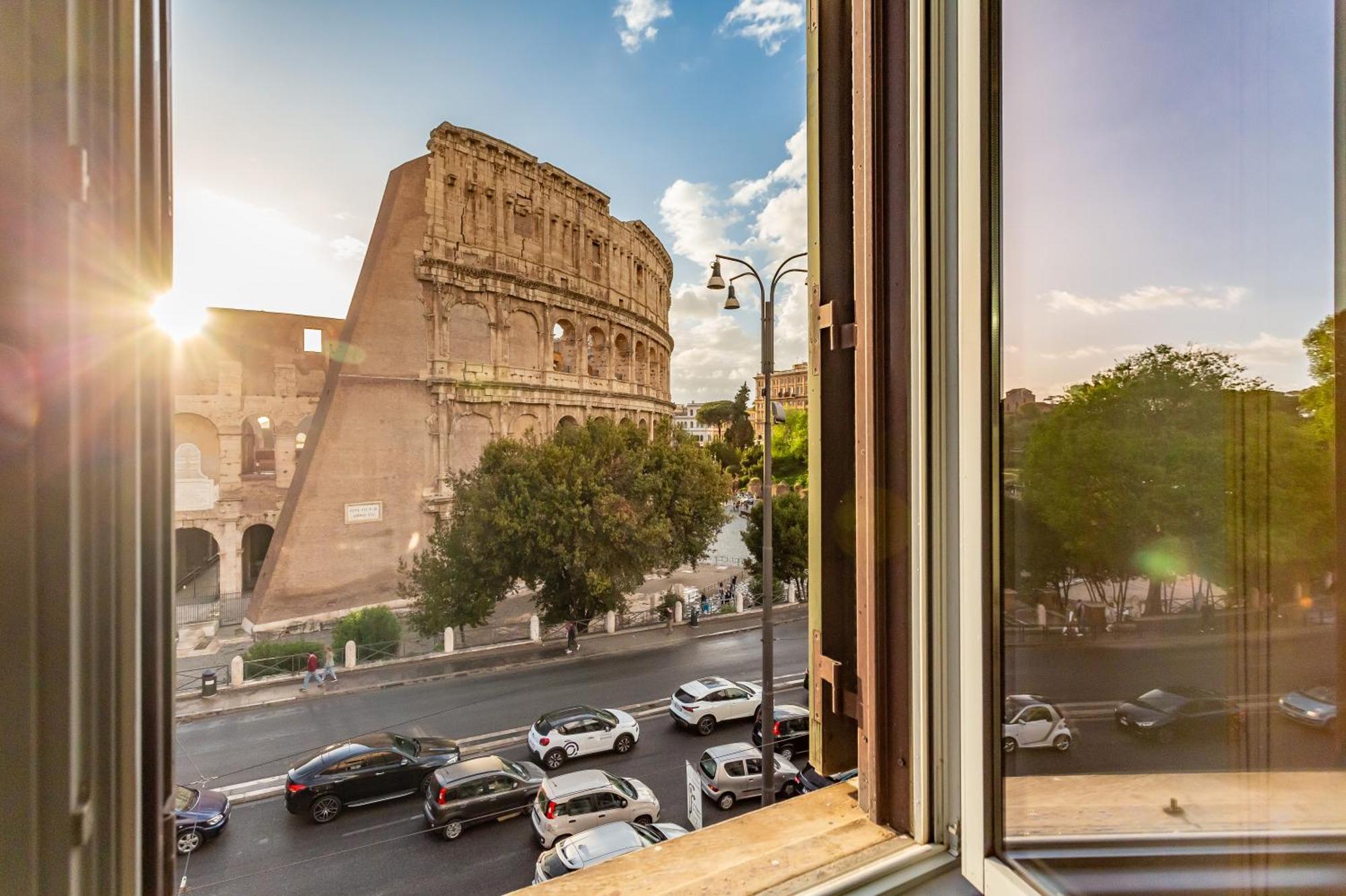 Iconic Apartment With Unique Colosseum View Roma Dış mekan fotoğraf