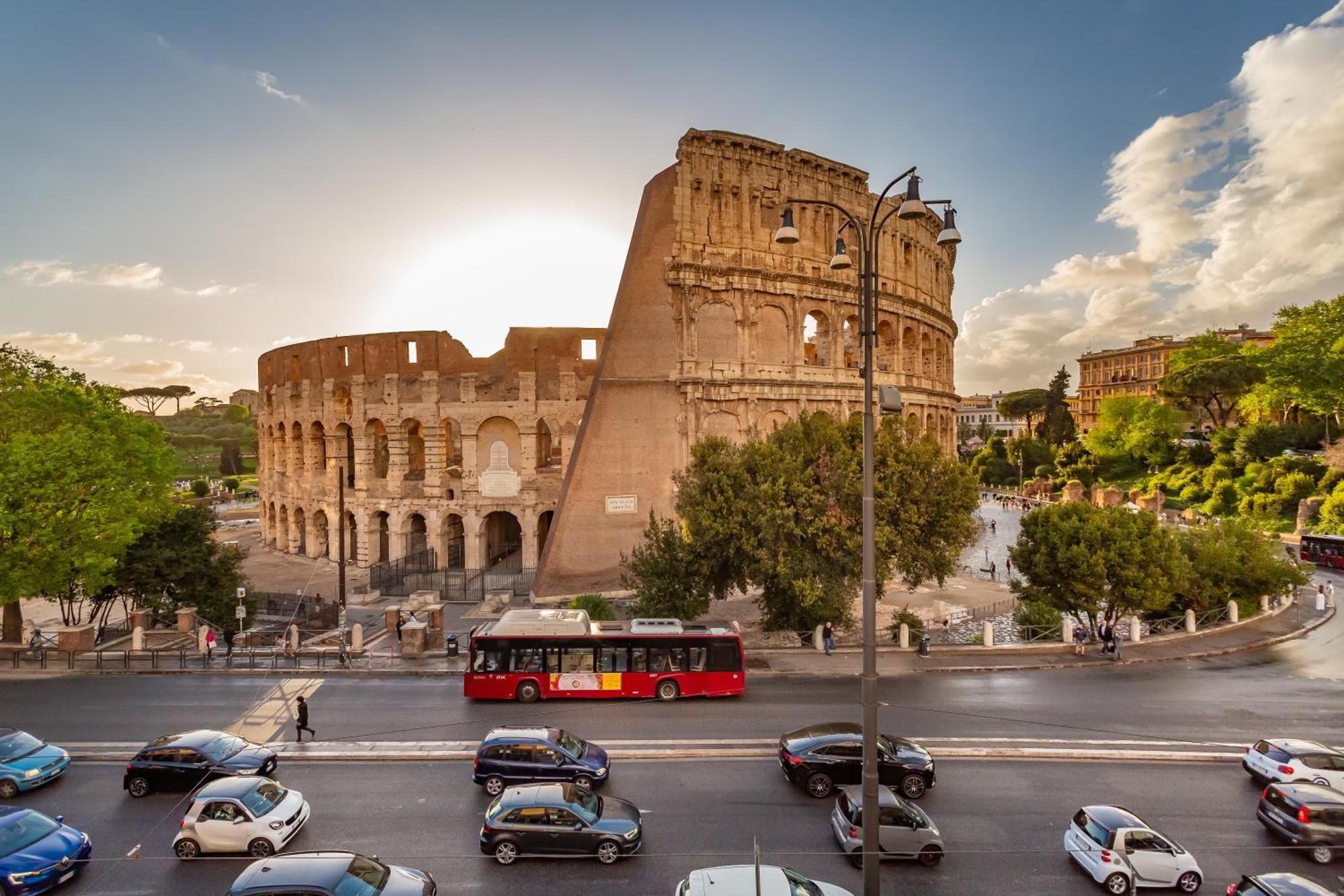 Iconic Apartment With Unique Colosseum View Roma Dış mekan fotoğraf